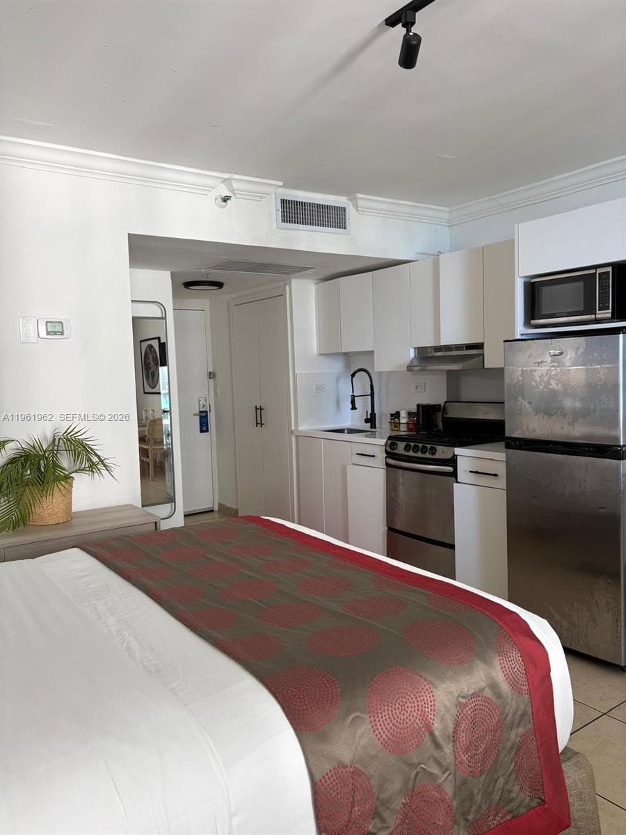 19201 Collins Ave # 820, Sunny Isles Beach, FL 33160 photo 5