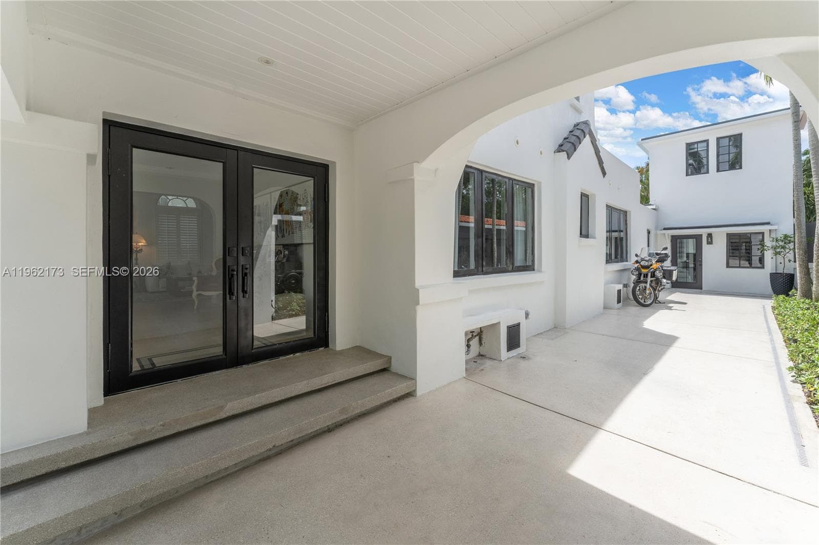 1826 Fairhaven Pl, Miami, FL 33133 photo 4