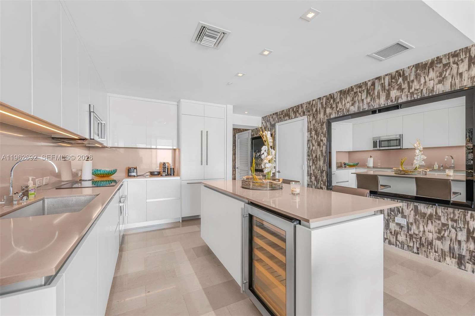 88 SW 7th St # 3806, Miami, FL 33130 photo 2