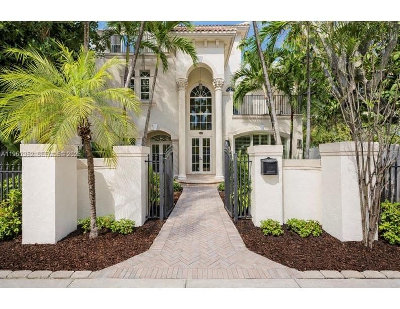 827 SE 2nd Ct, Fort Lauderdale, FL 33301 photo 2