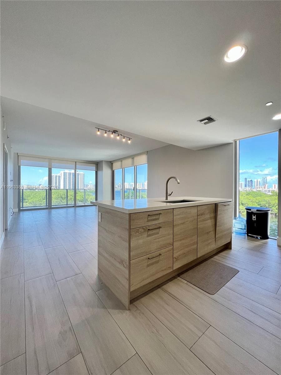 16385 Biscayne Blvd # 607, North Miami Beach, FL 33160 photo 2