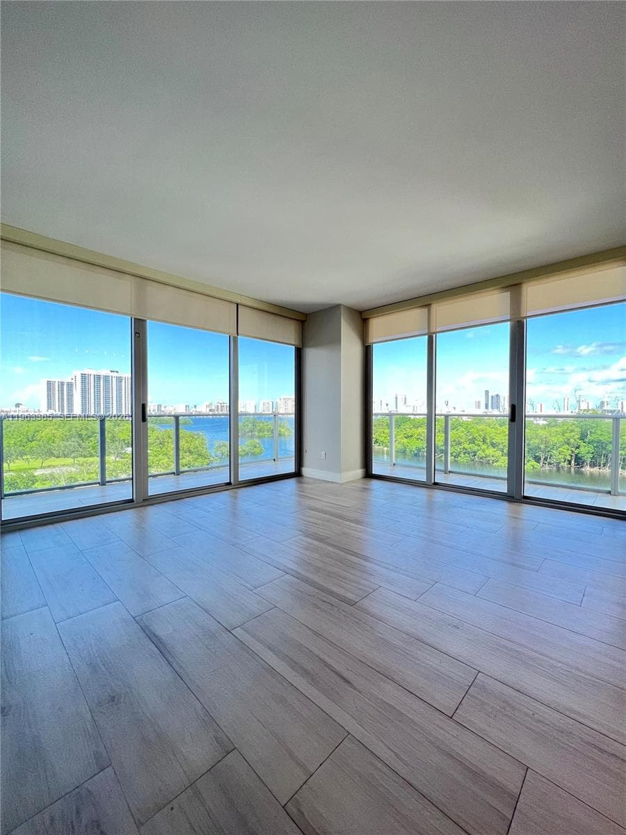 16385 Biscayne Blvd # 607, North Miami Beach, FL 33160 photo 3