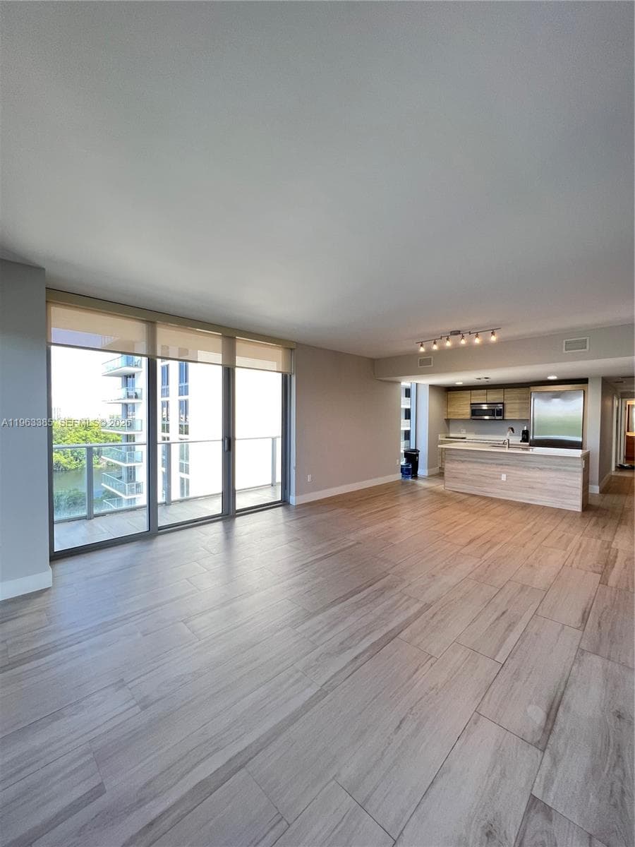 16385 Biscayne Blvd # 607, North Miami Beach, FL 33160 photo 4