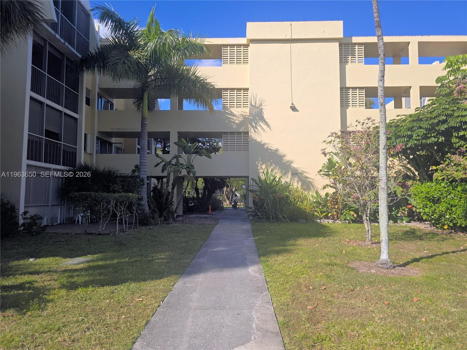 940 NE 199th St # 114, Miami, FL 33179 photo 2