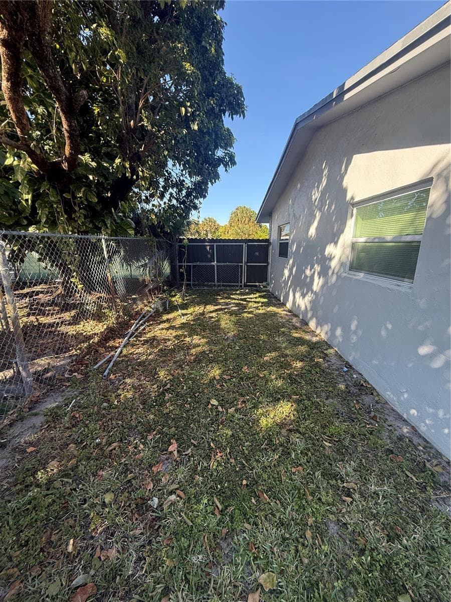 310 NE 38th St, Deerfield Beach, FL 33064 photo 2