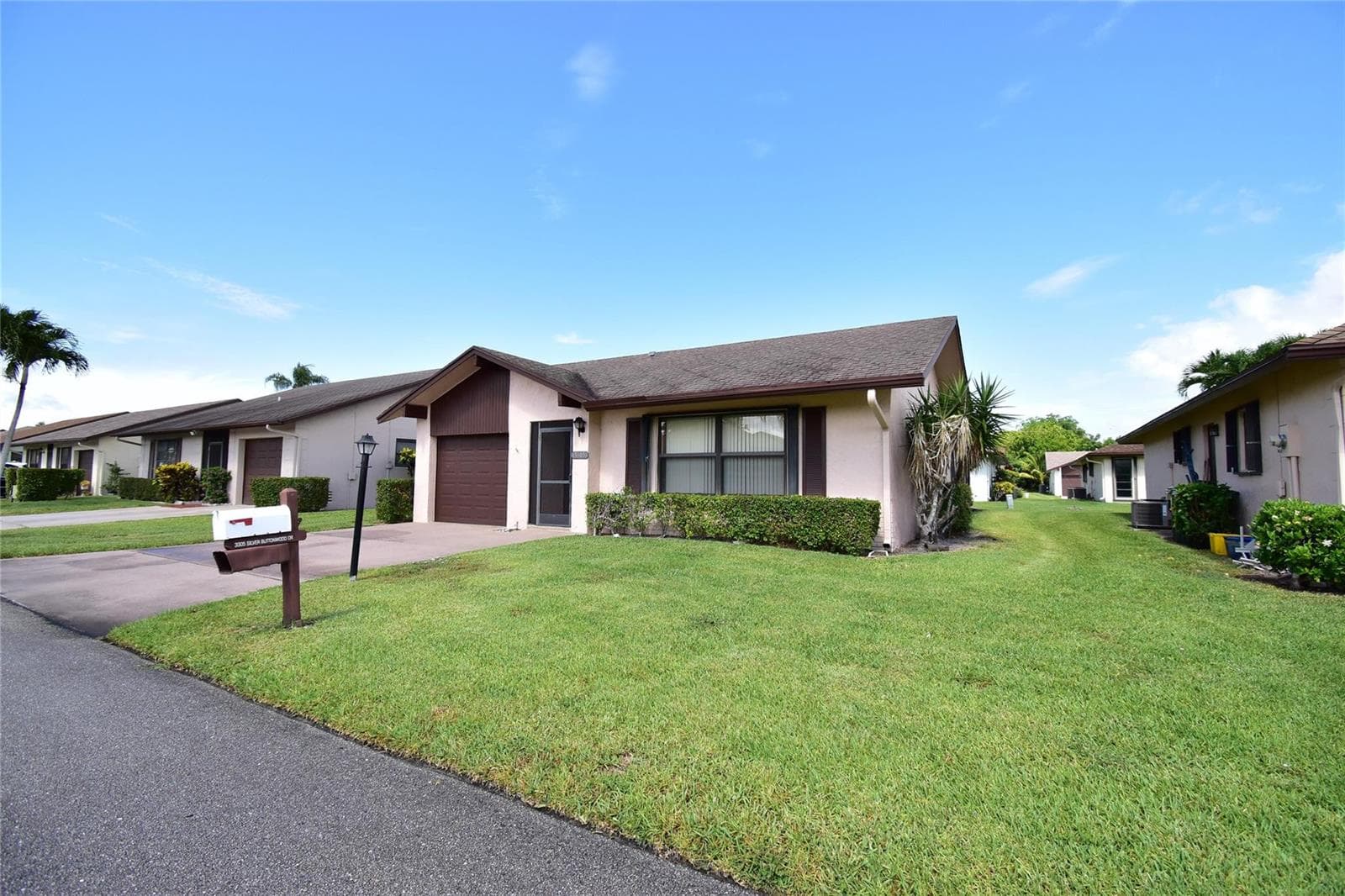 3305 Silver Buttonwood Drive, FL 33463 photo 3