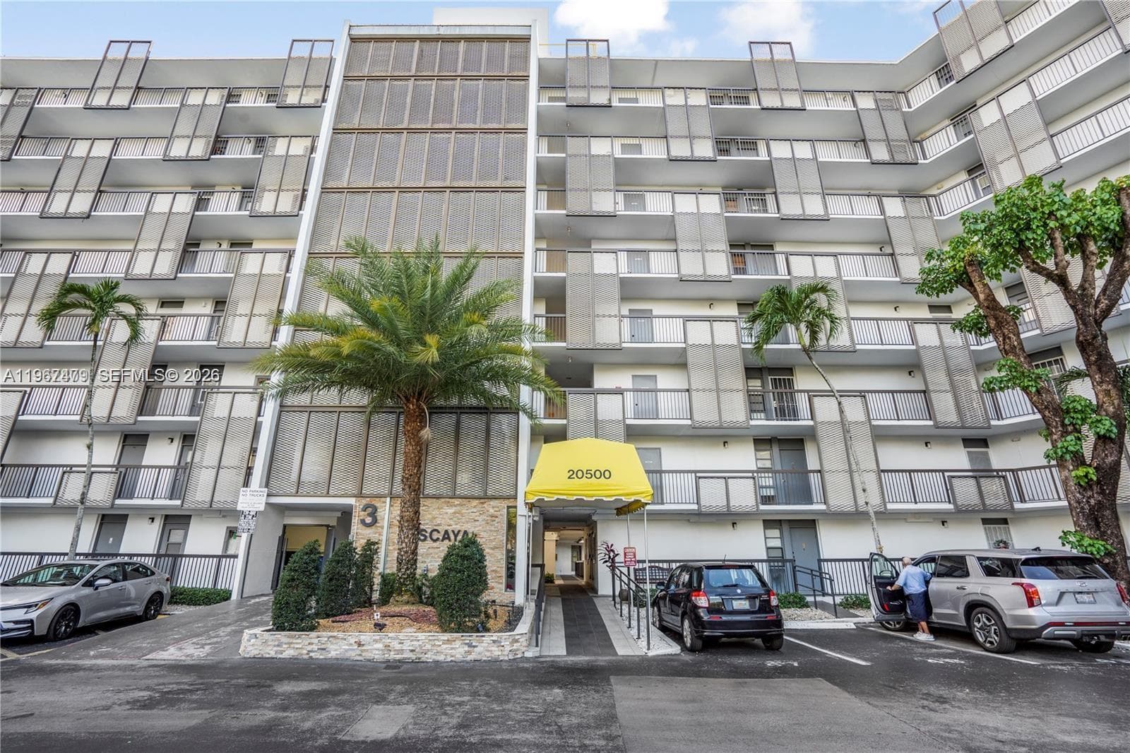 20500 W Country Club Dr # 607, Aventura, FL 33180 photo 2