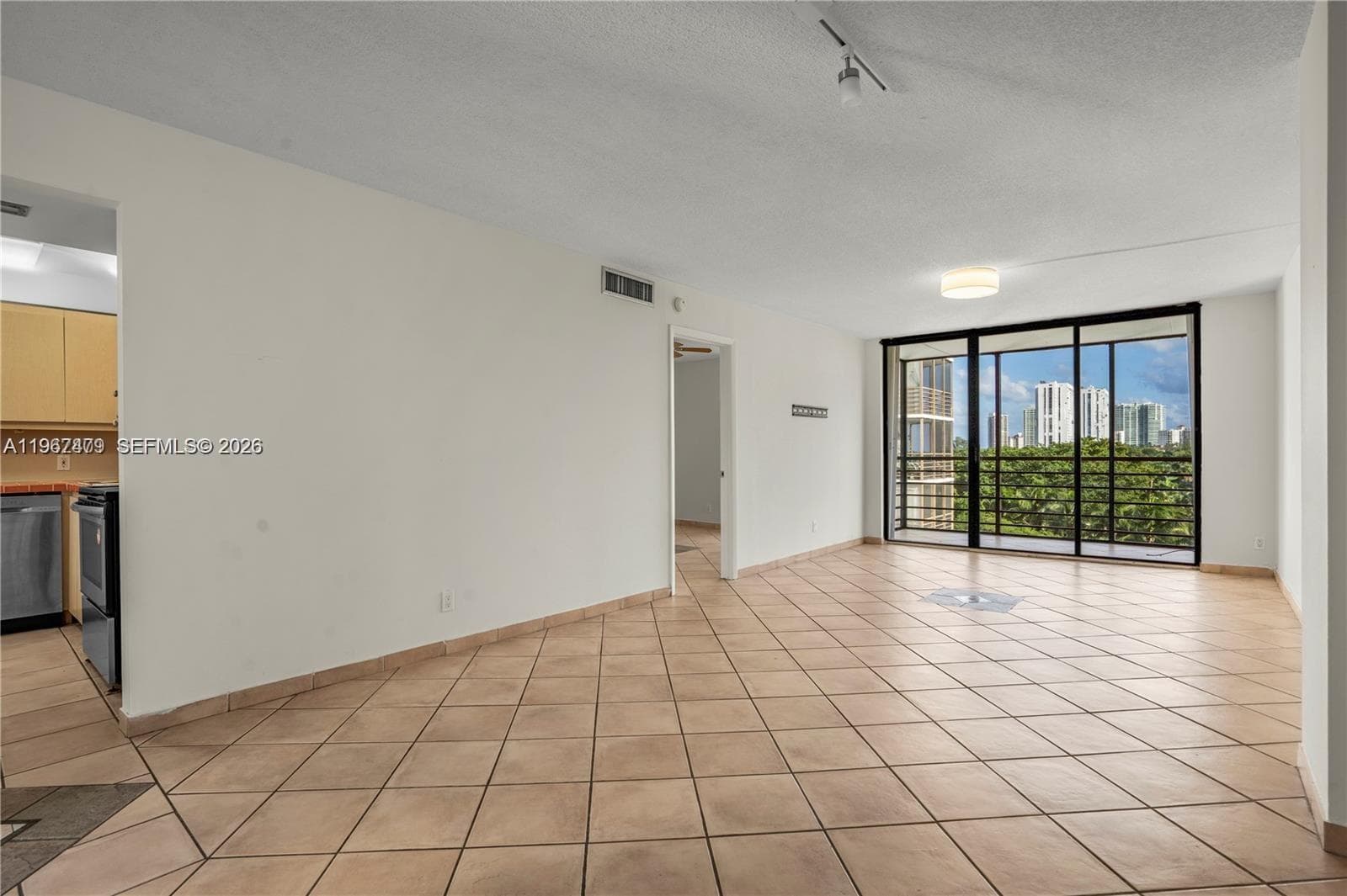 20500 W Country Club Dr # 607, Aventura, FL 33180 photo 5