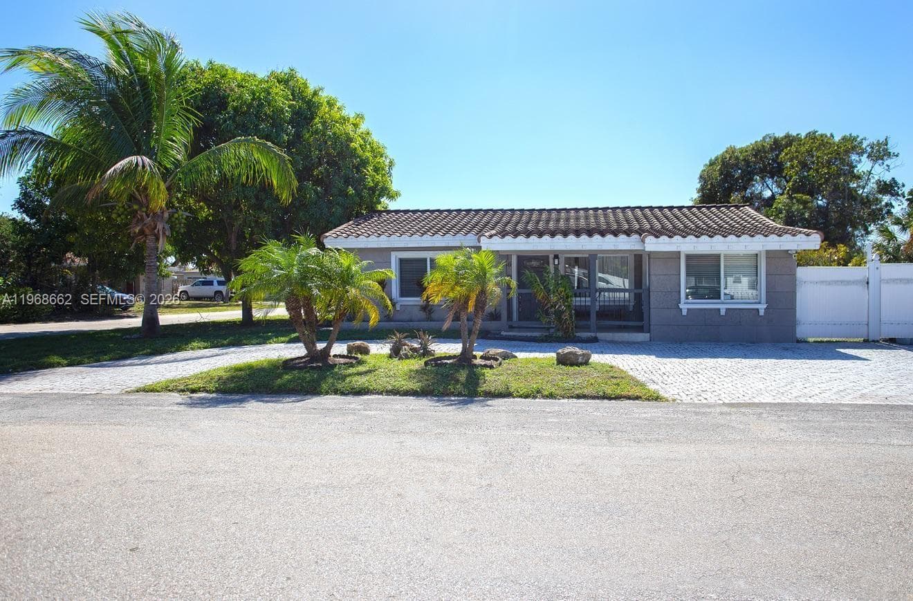 2450 NE 18th St, Pompano Beach, FL 33062 photo 2