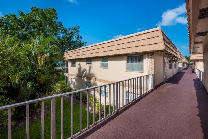 657 Brittany N, Delray Beach, FL 33446 photo 2