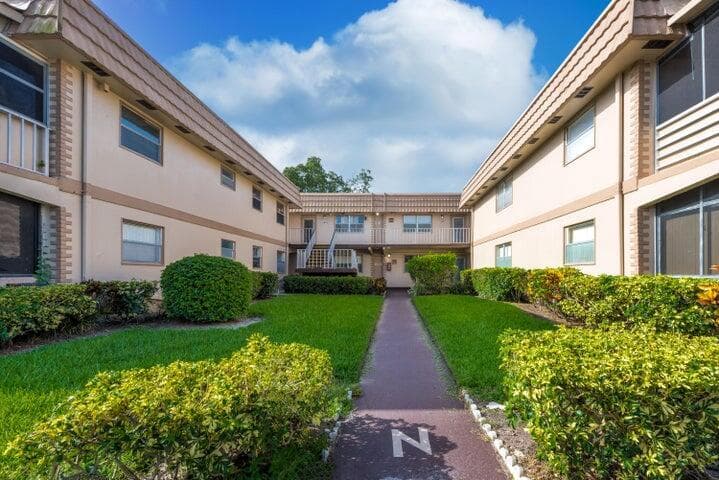 657 Brittany N, Delray Beach, FL 33446 photo 2