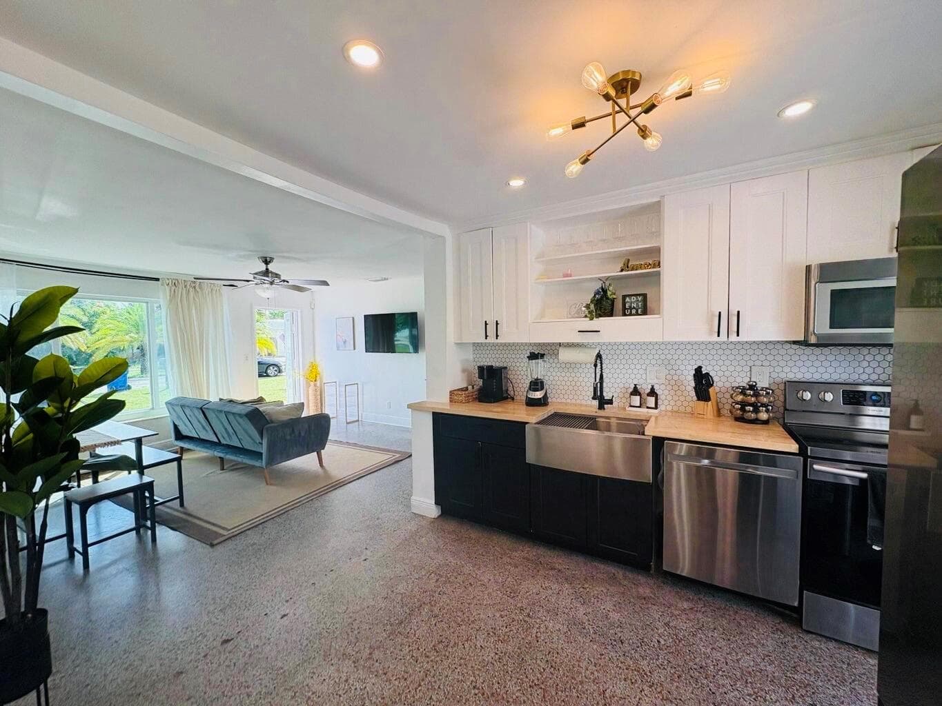 2711 NE 11th Terrace, Pompano Beach, FL 33064 photo 2