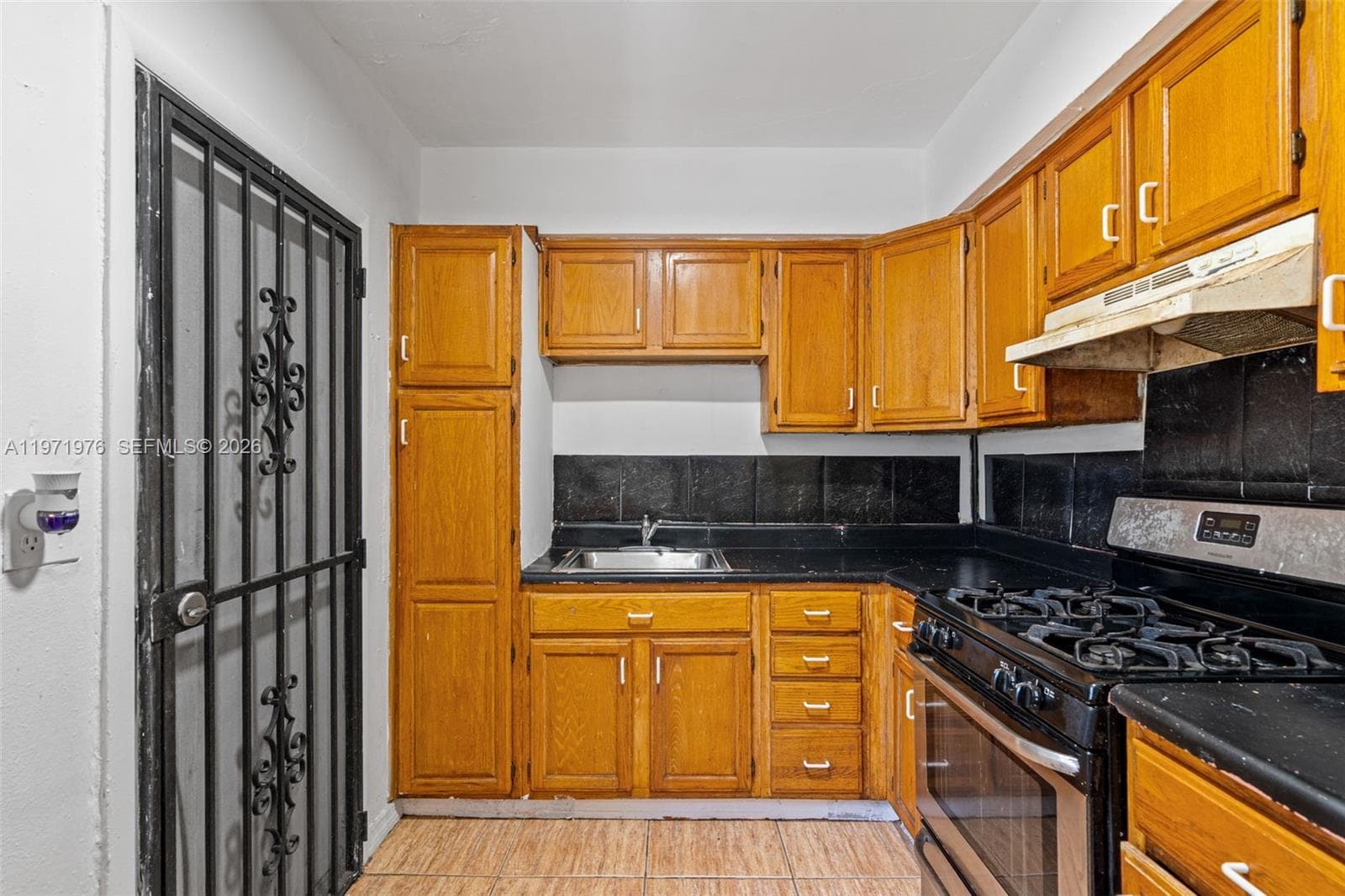 9201 NW 33rd Ave Rd, Miami, FL 33147 photo 4