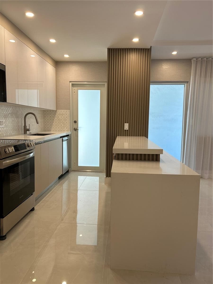 2430 NE 135th St # 201, North Miami, FL 33181 photo 4