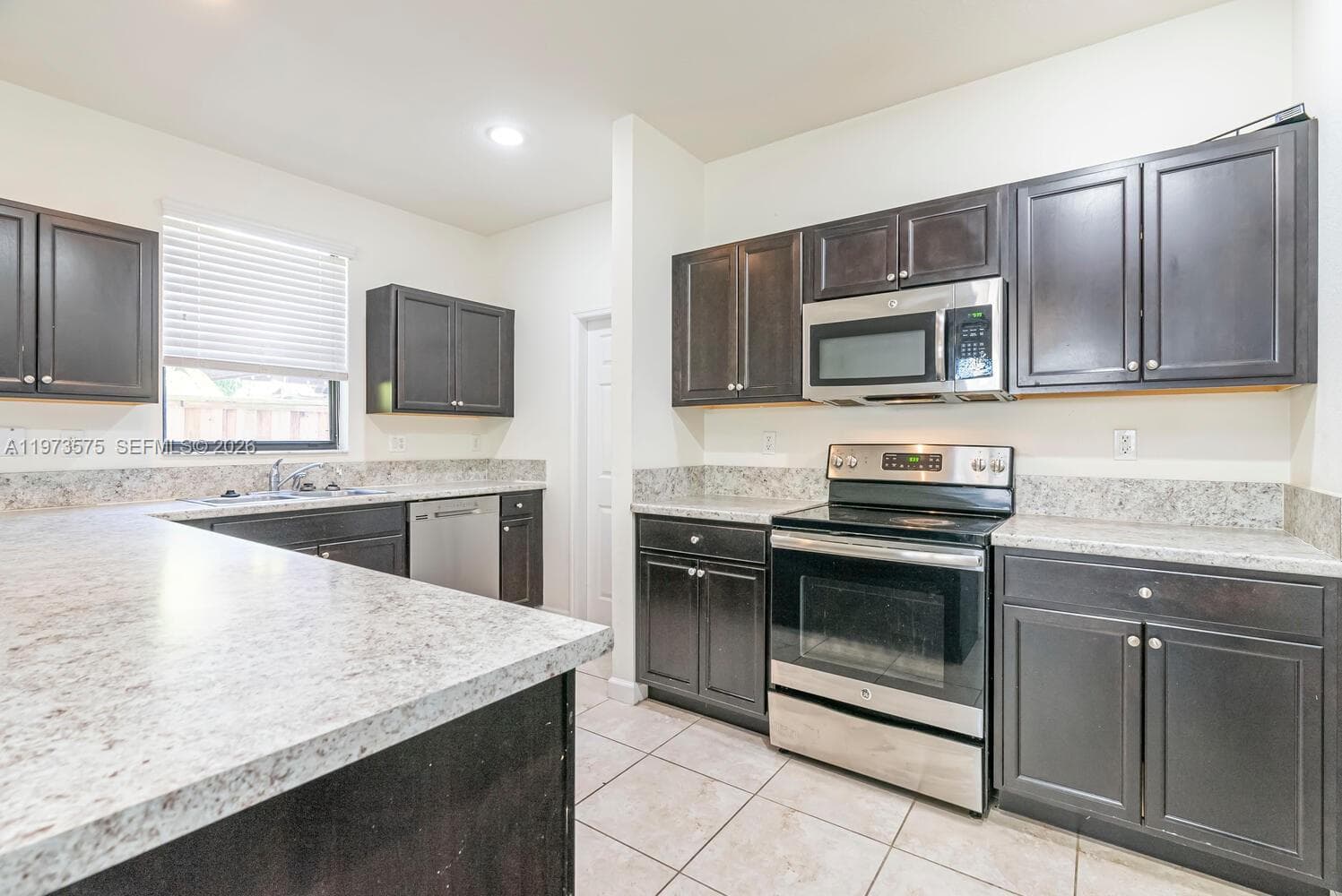 516 SE 35th Ter, Homestead, FL 33033 photo 2