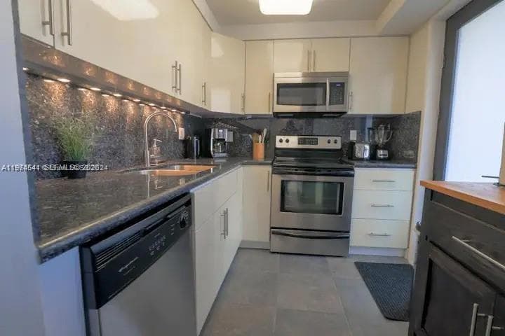 301 Golden Isles Dr # 109, Hallandale Beach, FL 33009