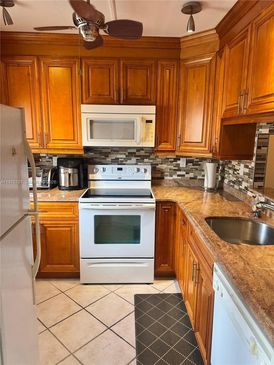 5121 W Oakland Park Blvd # 204, Lauderdale Lakes, FL 33313 photo 5