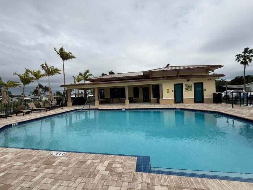 6085 Seashore Drive, Atlantis, FL 33462 photo 2