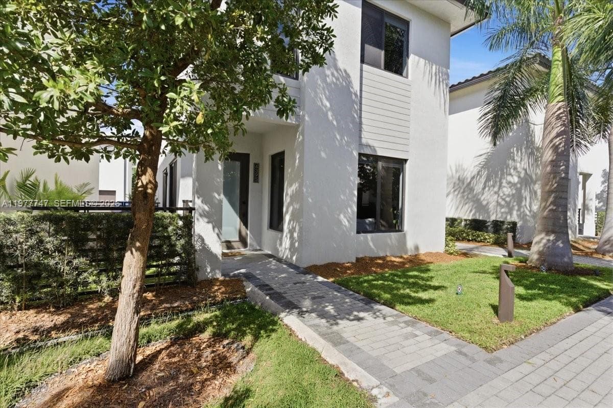 4395 NW 80th Ct, Doral, FL 33166 photo 2