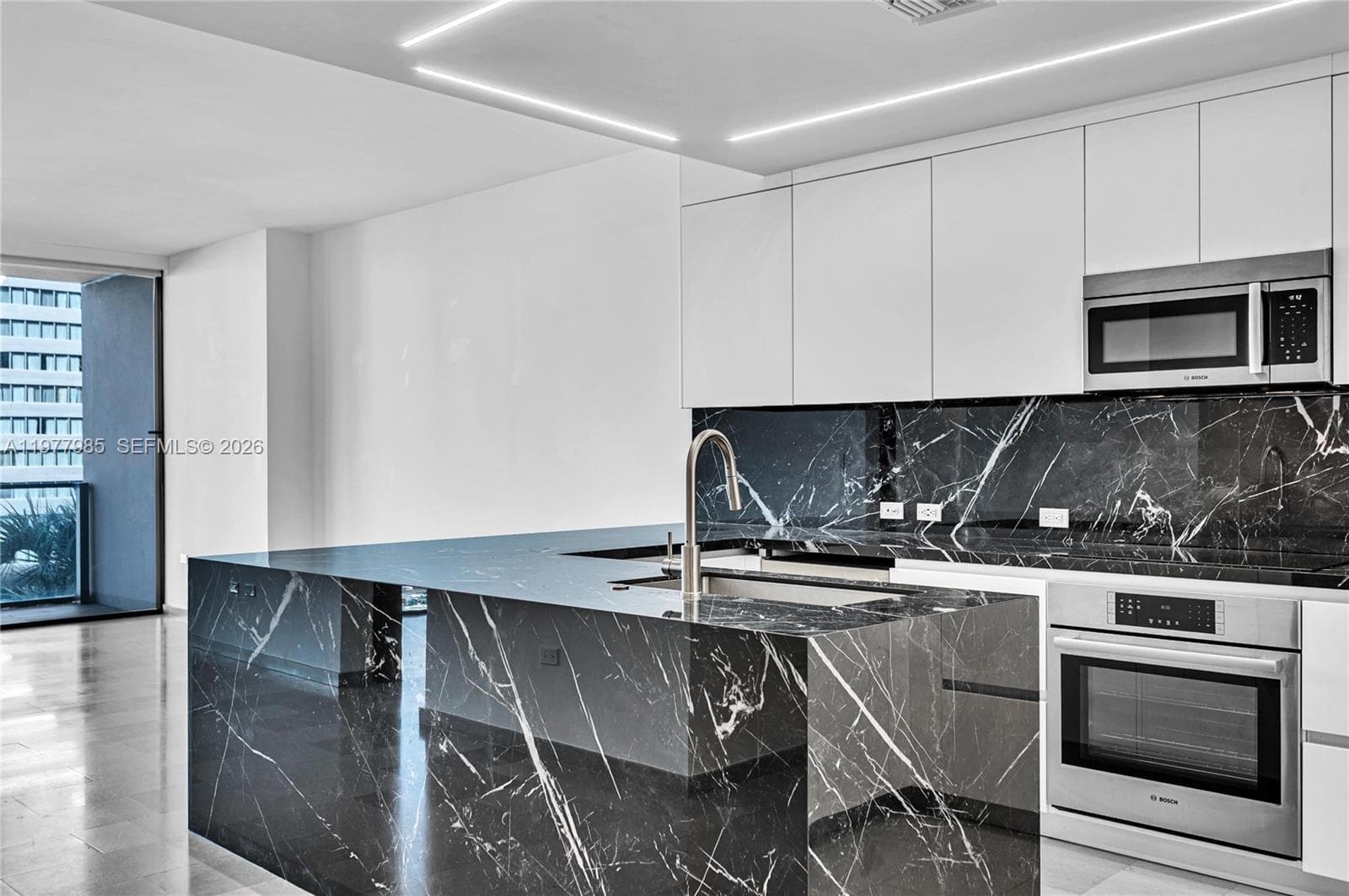 88 SW 7th St # 806, Miami, FL 33130 photo 2