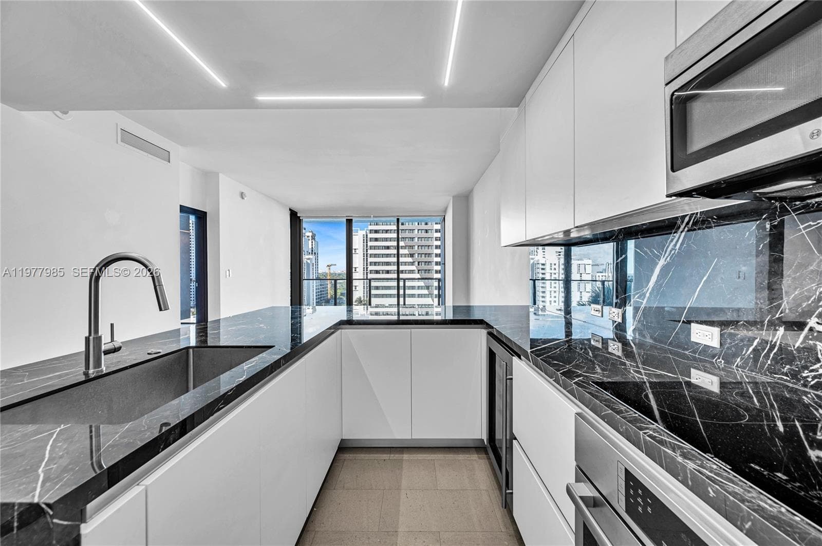 88 SW 7th St # 806, Miami, FL 33130 photo 4