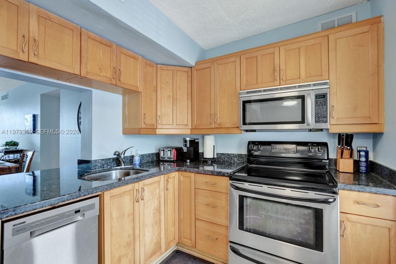 2651 S Course Dr # 203, Pompano Beach, FL 33069