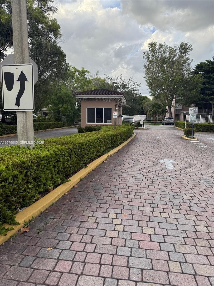 8405 NW 8th St # 304, Miami, FL 33126 photo 2