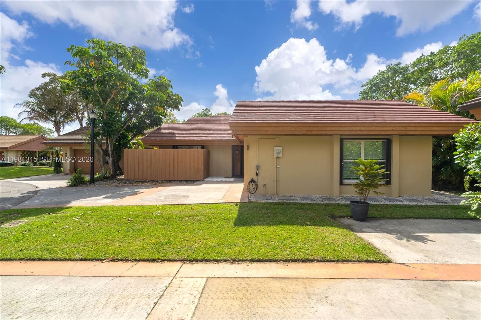 19951 NE 10th Place Way, Miami, FL 33179 photo 2