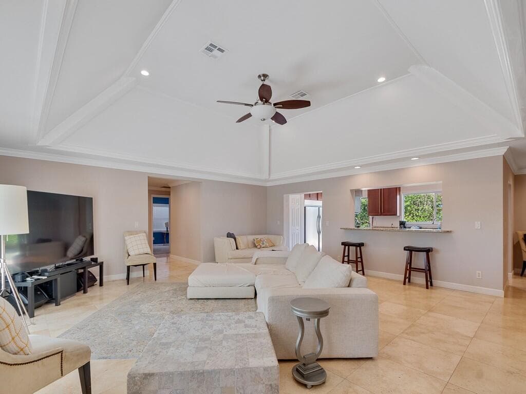 527 E Causeway Boulevard, Vero Beach, FL 32963 photo 2