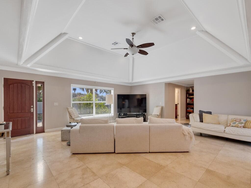 527 E Causeway Boulevard, Vero Beach, FL 32963 photo 3