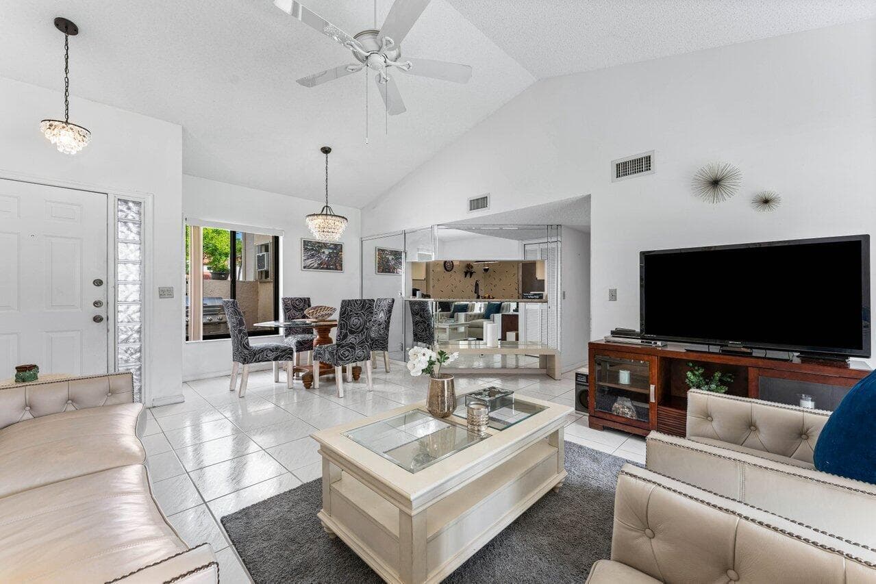 10 Via De Casas Sur # 104, Boynton Beach, FL 33426 photo 2