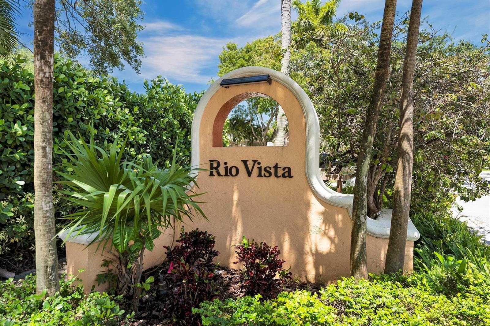 805 SE 10th Street, Fort Lauderdale, FL 33316 photo 2
