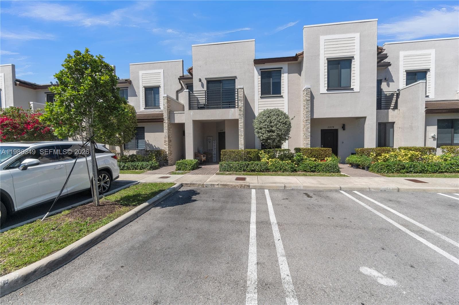 21068 NE 8th Ave, Miami, FL 33179 photo 4