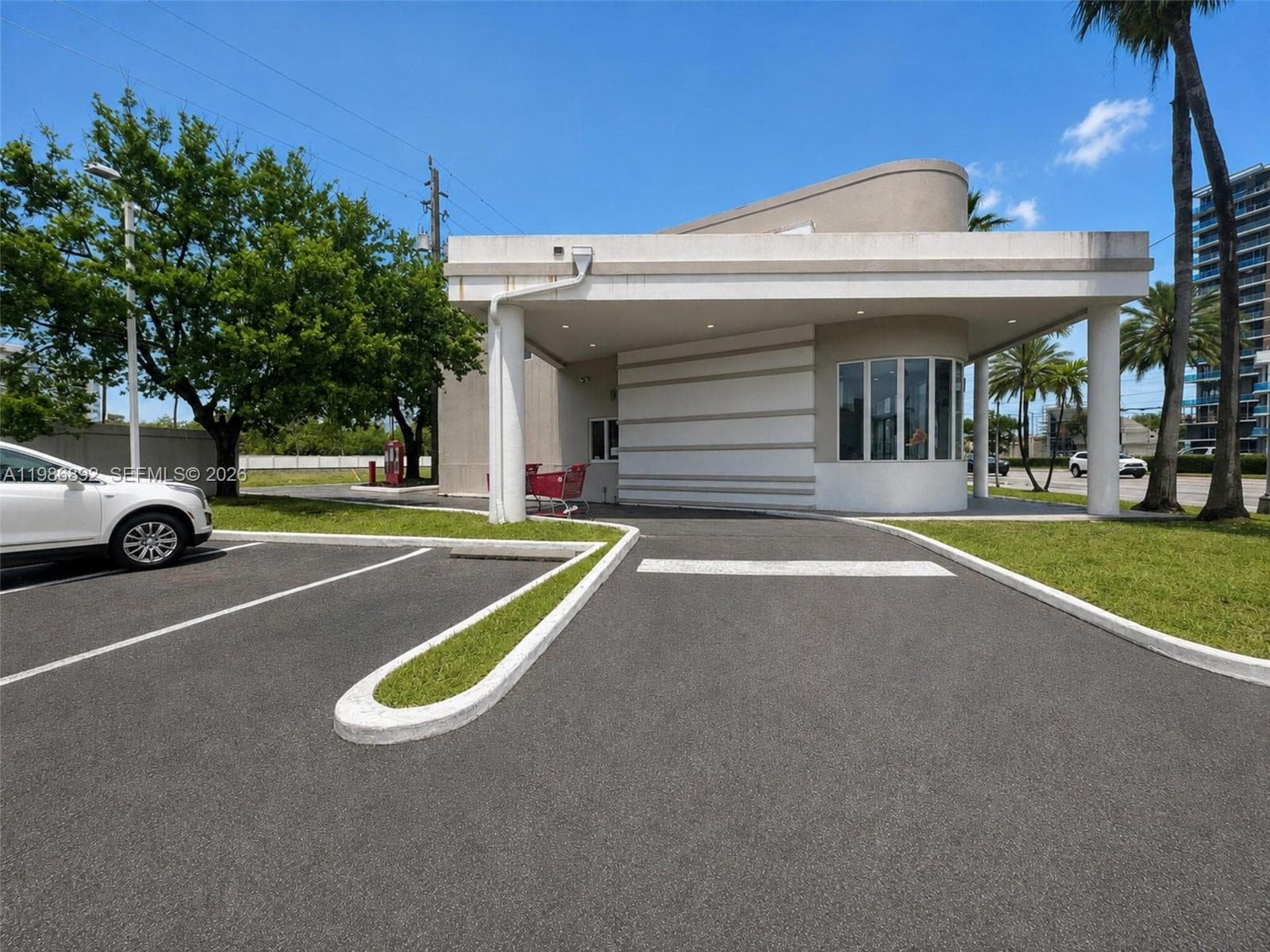 13750 Biscayne Blvd, North Miami Beach, FL 33181 photo 4