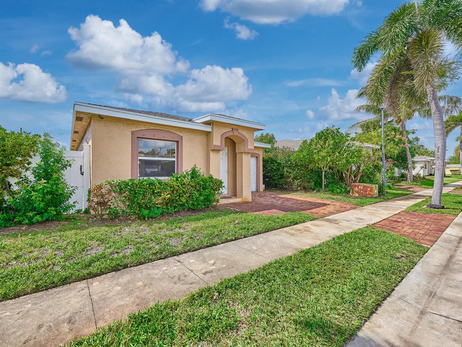 556 E Ridge Cir Circle N, Boynton Beach, FL 33435 photo 2
