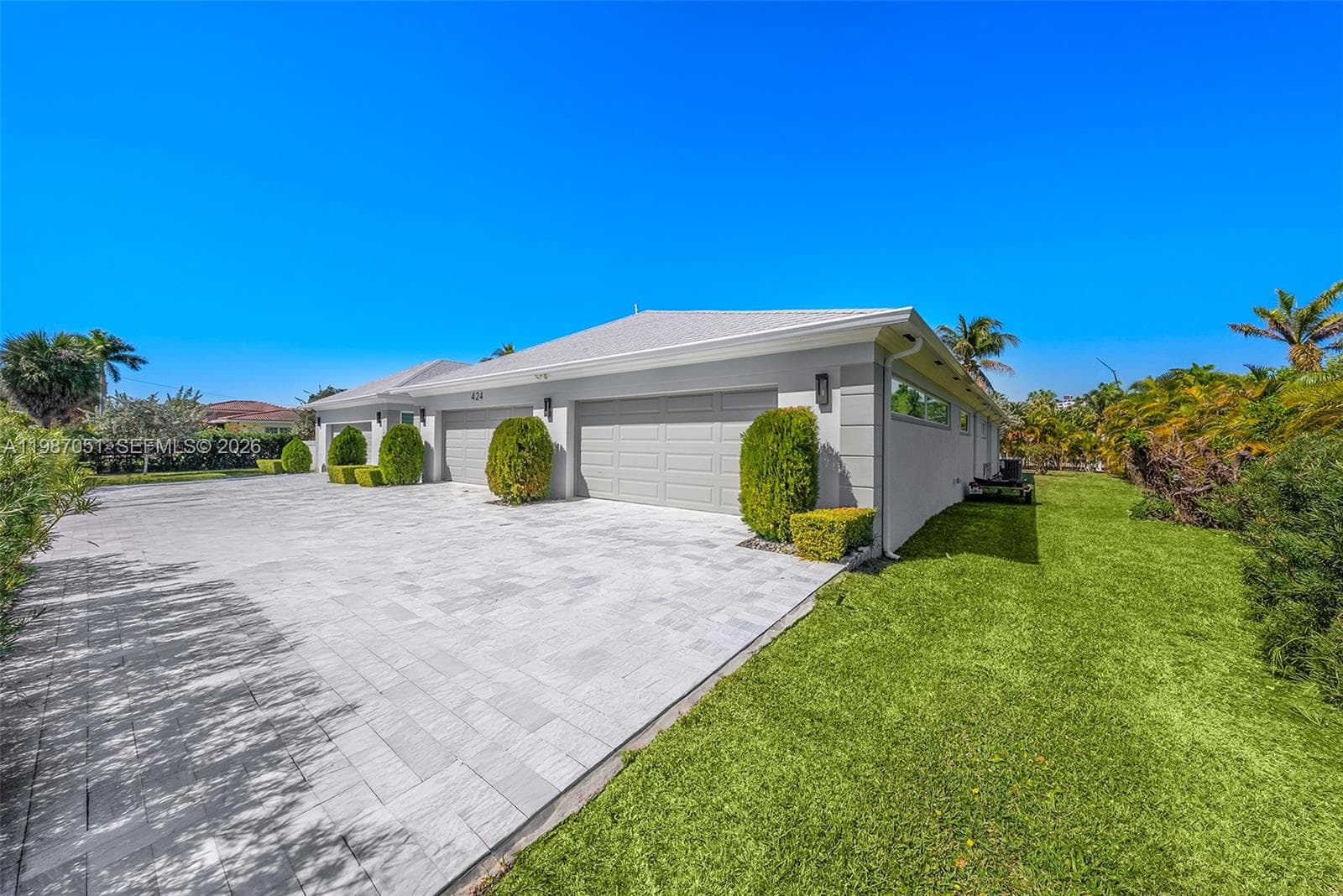 424 Alamanda Dr, Hallandale Beach, FL 33009 photo 5