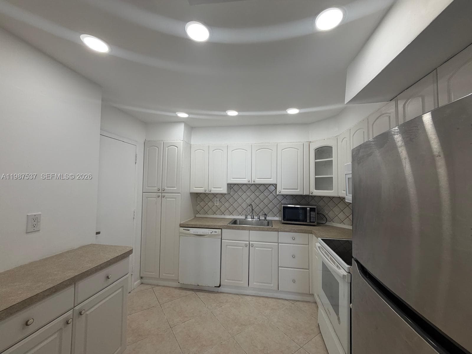 300 Bayview Dr # 915, Sunny Isles Beach, FL 33160 photo 3