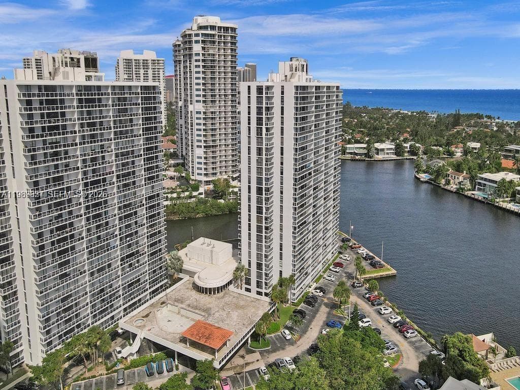 20515 E Country Club Dr # 246, Aventura, FL 33180