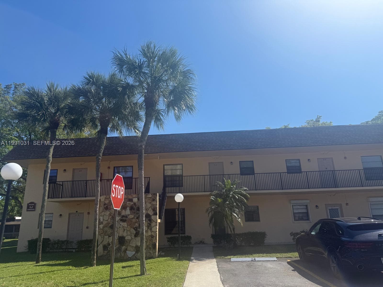 2 Briarwood Cir # 212, Hollywood, FL 33024 photo 2