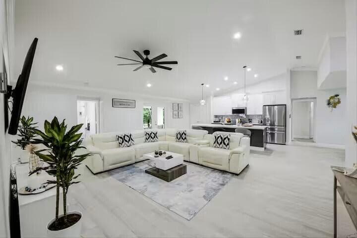 11038 Persimmon Boulevard, West Palm Beach, FL 33411 photo 2