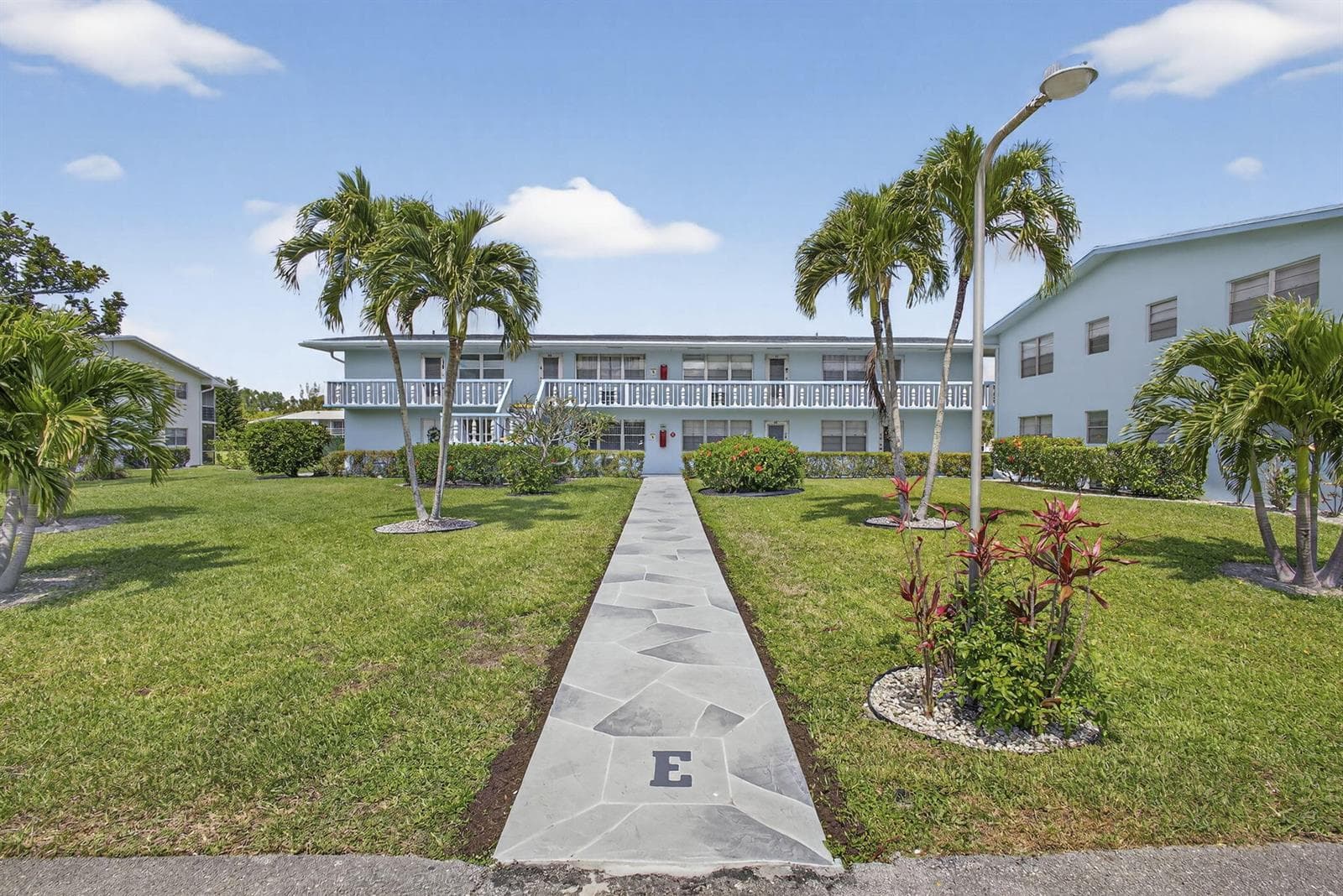 106 Camden E, West Palm Beach, FL 33417 photo 2