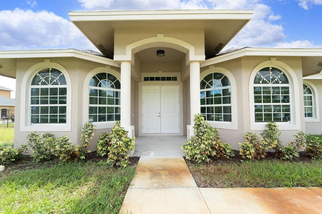 376 SW Paar Drive, Port St. Lucie, FL 34953 photo 2