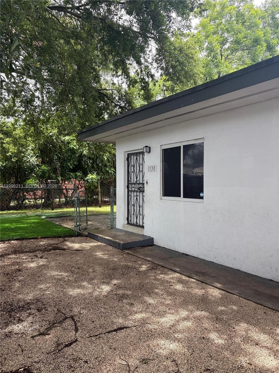 1128 NW 76th St, Miami, FL 33150 photo 3