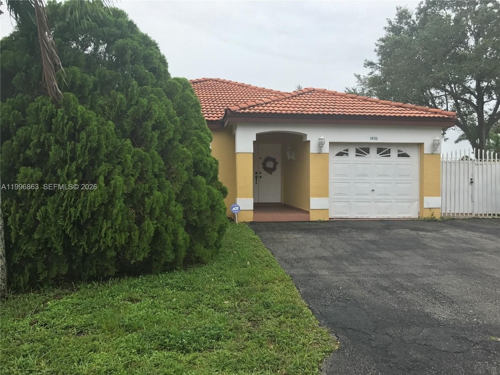 19712 NW 82nd Pl, Hialeah, FL 33015 photo 2