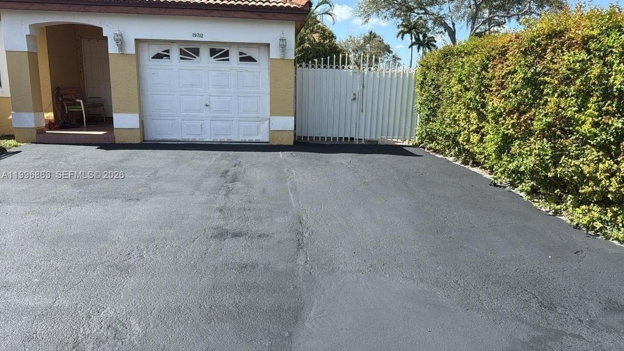 19712 NW 82nd Pl, Hialeah, FL 33015 photo 3