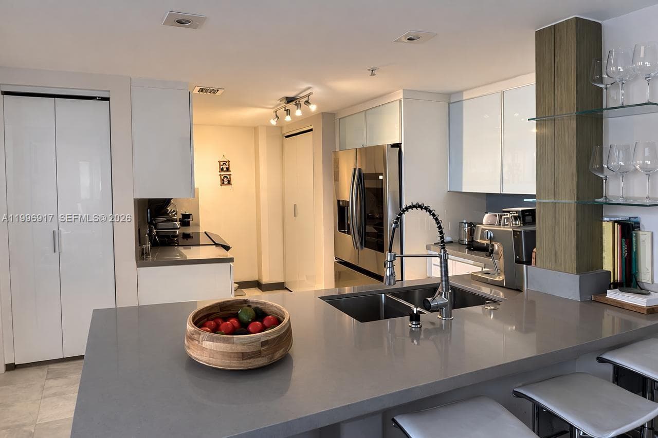 701 Brickell Key Blvd # 1611, Miami, FL 33131