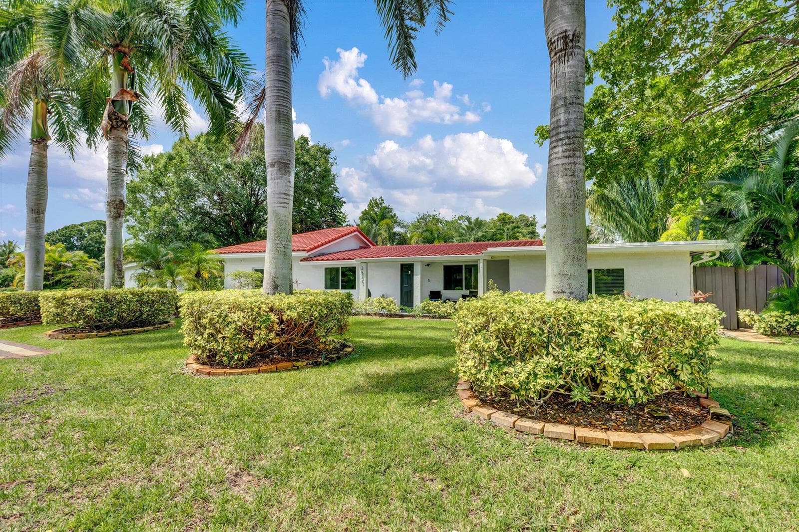 2633 NE 3rd Avenue, Wilton Manors, FL 33334 photo 2