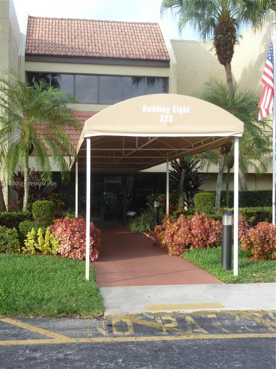 220 Lakeview Dr # 301, Weston, FL 33326