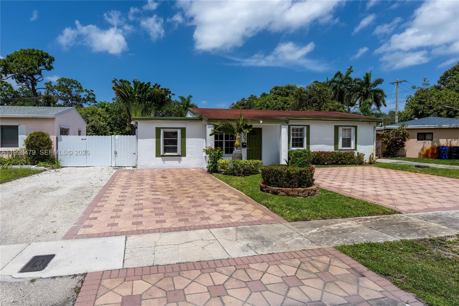 807 SW 26th Ct, Fort Lauderdale, FL 33315 photo 2