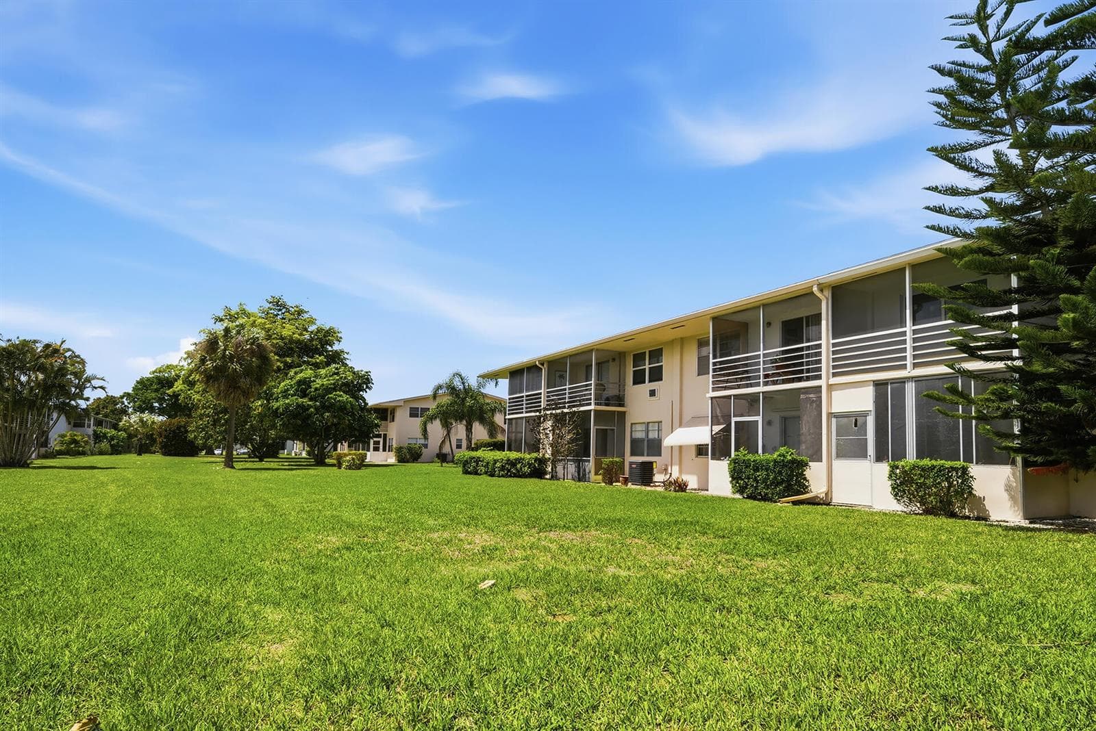 142 Norwich F, West Palm Beach, FL 33417 photo 4